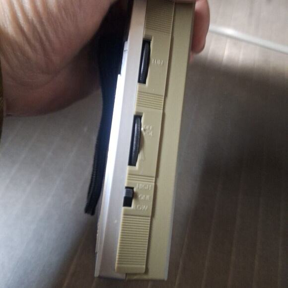 Vintage Radio Shack REALISTIC Hand Held Portable AM-FM Radio Model 12-719 - Picture 4 of 5